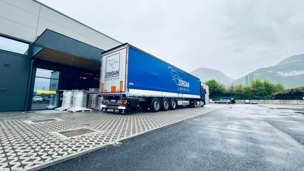 motrice e rimorchio di zordan logisitca che attende di partire dopo un carico